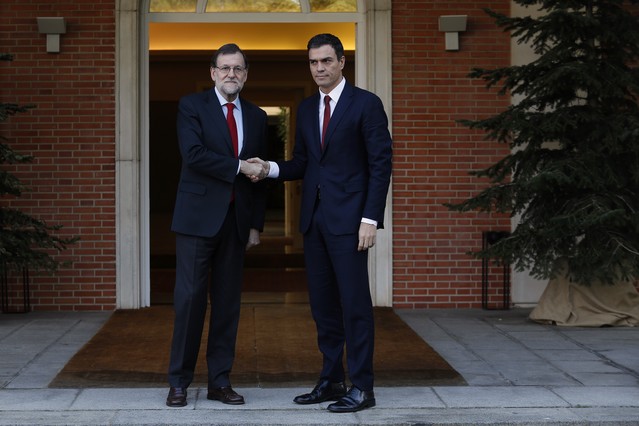 MADRID 23/12/2015 POLITICA El Presidente del Gobierno en funciones Mariano Rajoy recibio este mediodia al Secretario General del Psoe Pedro Sanchez en el Palacio de la Moncloa tras la celebracion de las ultimas elecciones generales imagen David Castro